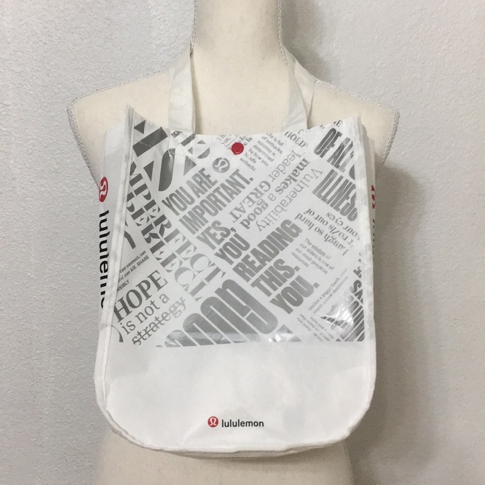 🤍NWOT🤍LULULEMON🤍WHITE & SILVER REUSABLE  BAG - Picture 7 of 15